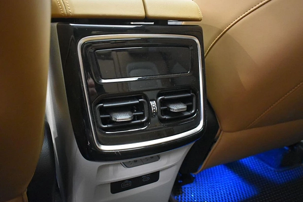 X70 PLUS Luxury 1.6 AMT (190 л.с.) фото 30
