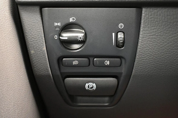 XC90 Base 2.5 AT 4WD (5 мест) (210 л.с.) фото 16